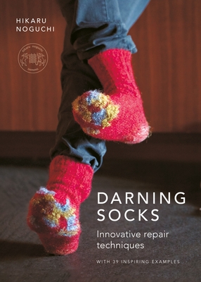 Coperta cărții 'Darning Socks: Innovative Repair Techniques - Hikaru Noguchi'
