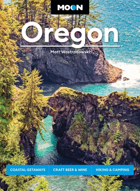 Coperta cărții 'Moon Oregon: Coastal Getaways, Craft Beer & Wine, Hiking & Camping - Matt Wastradowski'