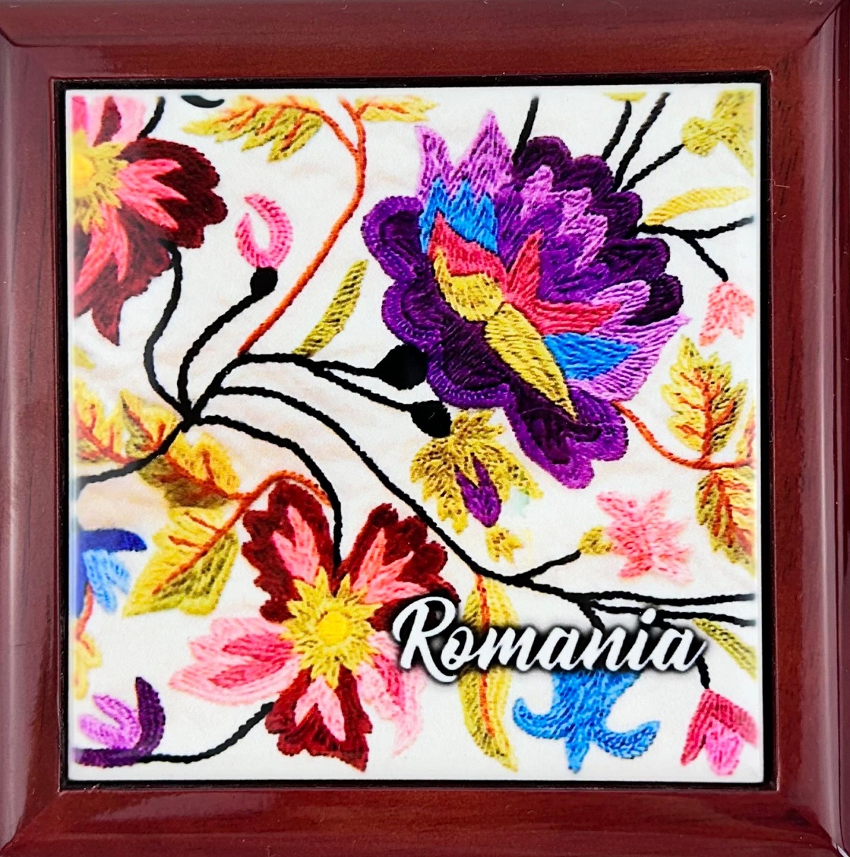 Imaginea produsului 'Cutie bijuterii din lemn. Flori bordate'