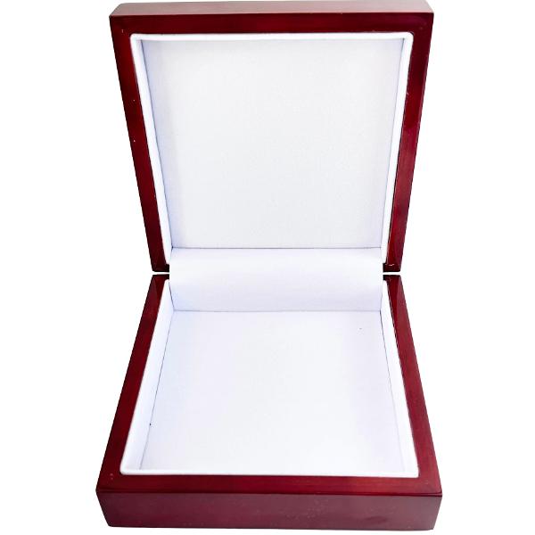 Cutie bijuterii din lemn. Flori bordate