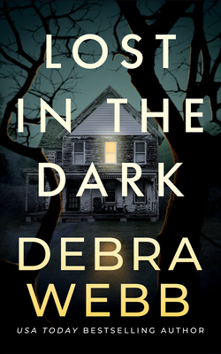 Coperta cărții 'Lost in the Dark - Debra Webb'