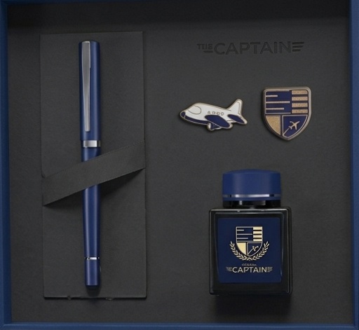 Set Plane Captain: Stilou albastru + calimara + 2 insigne metalice