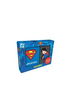 Coperta cărții 'DC Comics: Superman Tiny Book and Pin Set -'