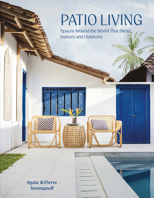 Coperta cărții 'Patio Living: Spaces Around the World That Blend Indoors and Outdoors - Pierre Toromanoff'