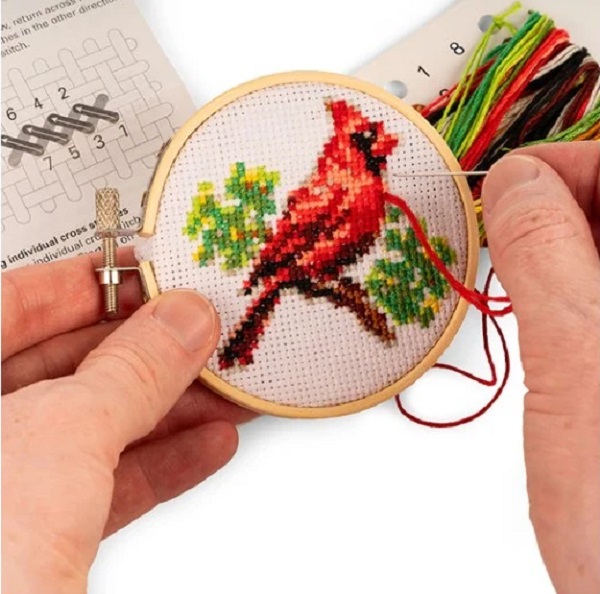 Imaginea produsului 'Mini kit de brodat: Pasăre'