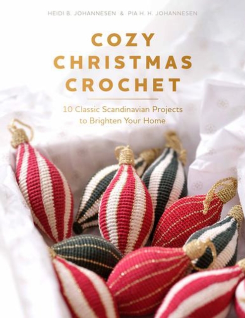 Coperta cărții 'Cozy Christmas Crochet: 10 Classic Scandinavian Projects to Brighten Your Home - Heidi B. Johannesen'