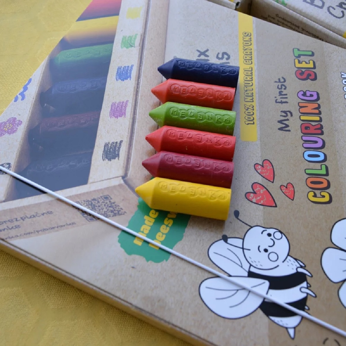 Imaginea produsului 'Set creativ: creioane cerate, planșe și coli colorate'