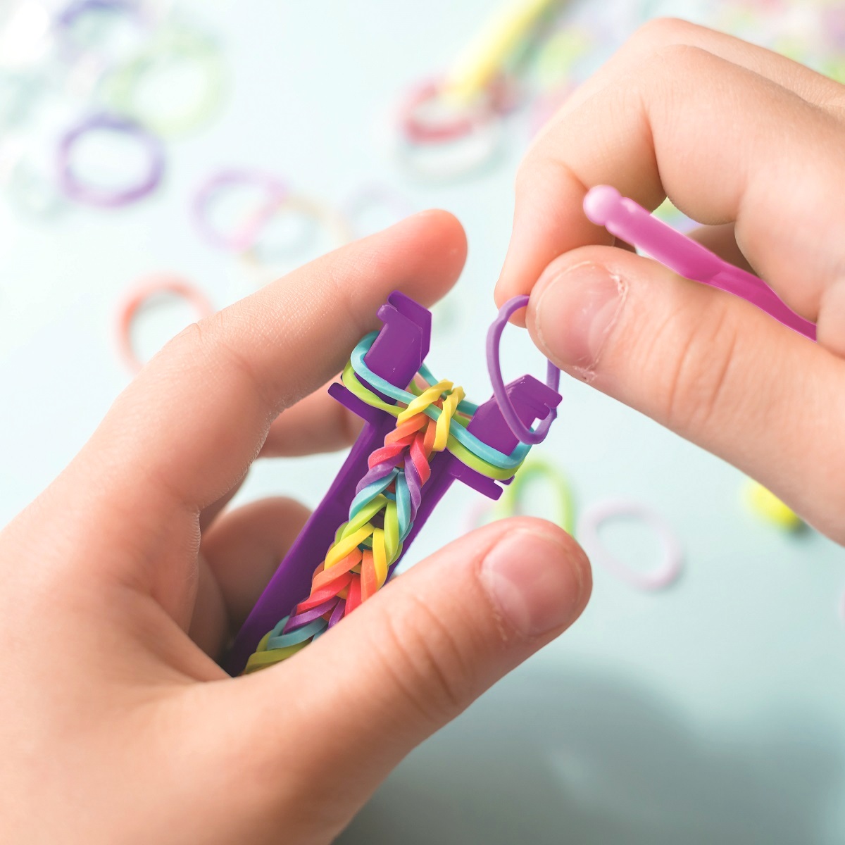 Imaginea produsului 'Cutie Plexi Flexi. 2400 elastice și 12 accesorii. Stitch. Albastru'