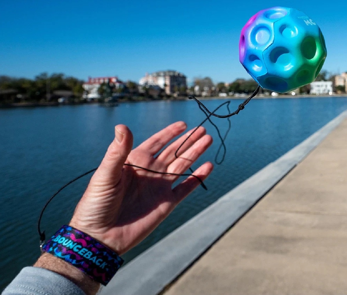 Imaginea produsului 'Minge hipersăritoare cu sistem de prindere: Waboba Moon Ball. Multicolor. Model 2'