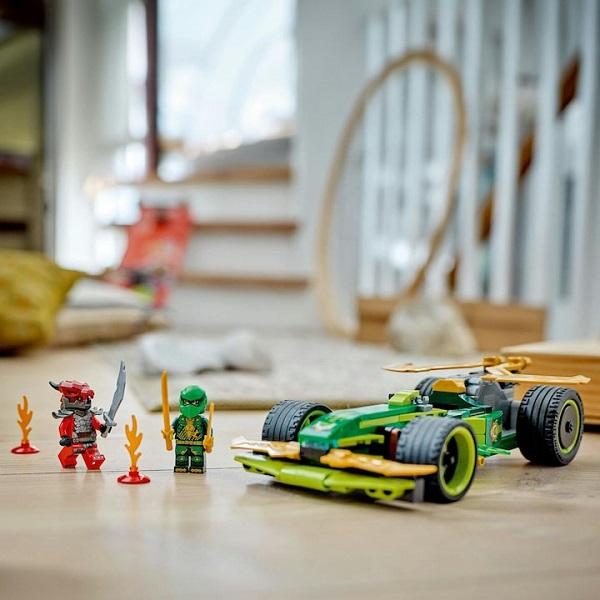 Lego Ninjago. Masina de curse pull-back a lui Lloyd