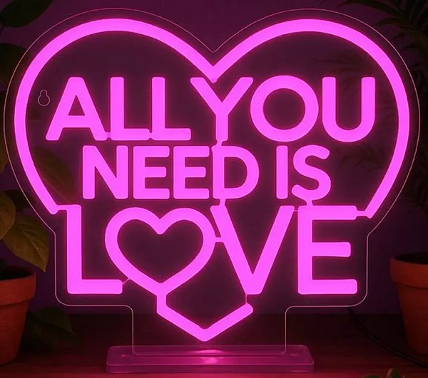 Imaginea produsului 'Lampă LED: All you need is love'