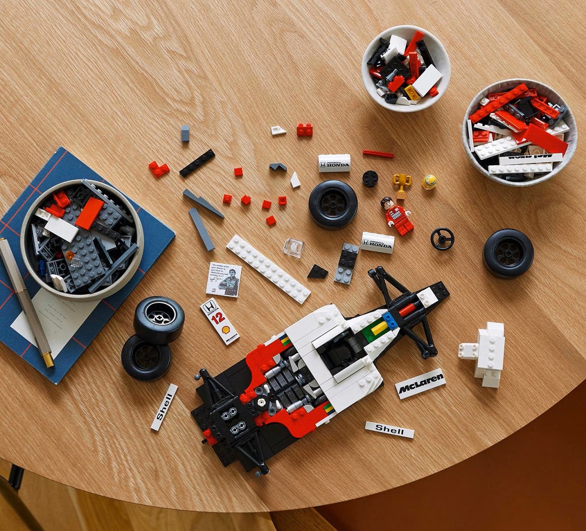 Imaginea produsului 'Lego Icons. McLaren MP4/4 și Ayrton Senna'