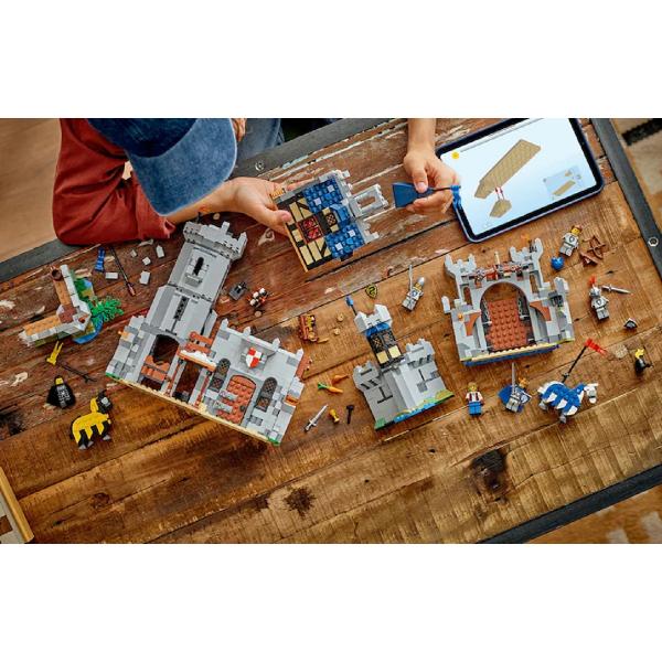 Lego Creator. Castel medieval cu cai si cavaleri