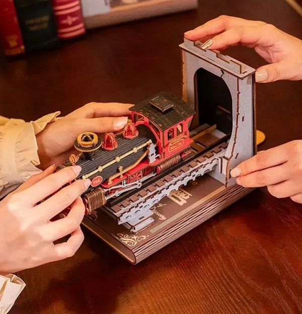 Imaginea produsului 'Puzzle 3D DIY Book Nook and Wonderland: Century Train'