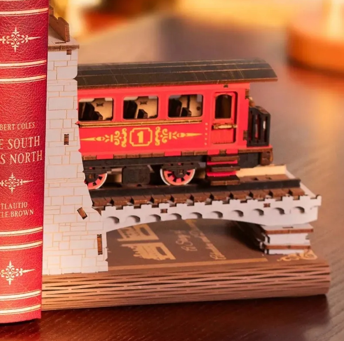 Imaginea produsului 'Puzzle 3D DIY Book Nook and Wonderland: Century Train'