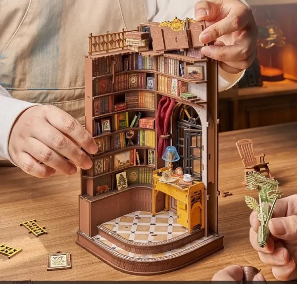 Imaginea produsului 'Puzzle 3D DIY Book Nook and Wonderland: Silent Corner Study'