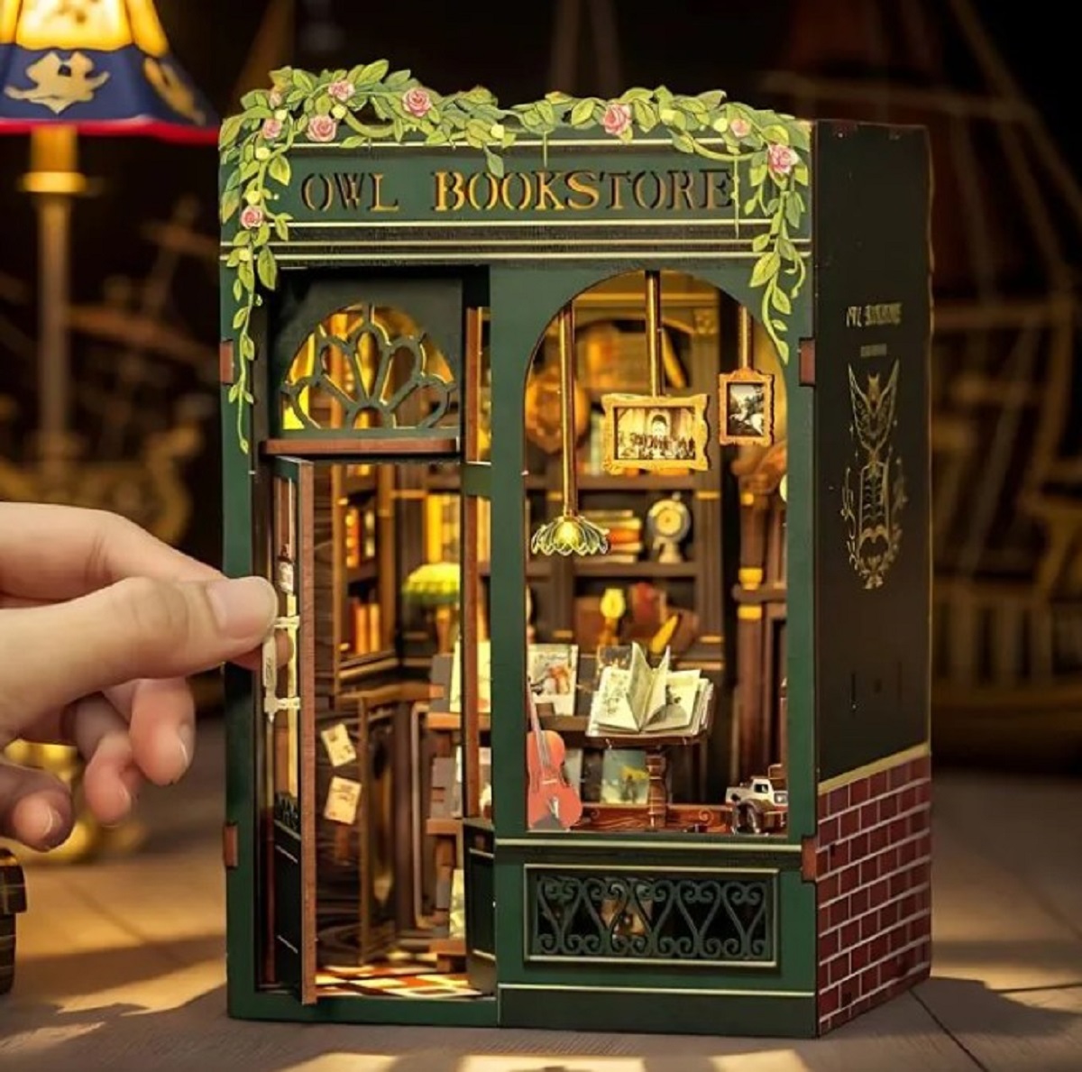 Imaginea produsului 'Puzzle 3D DIY Book Nook: Owl Bookstore'