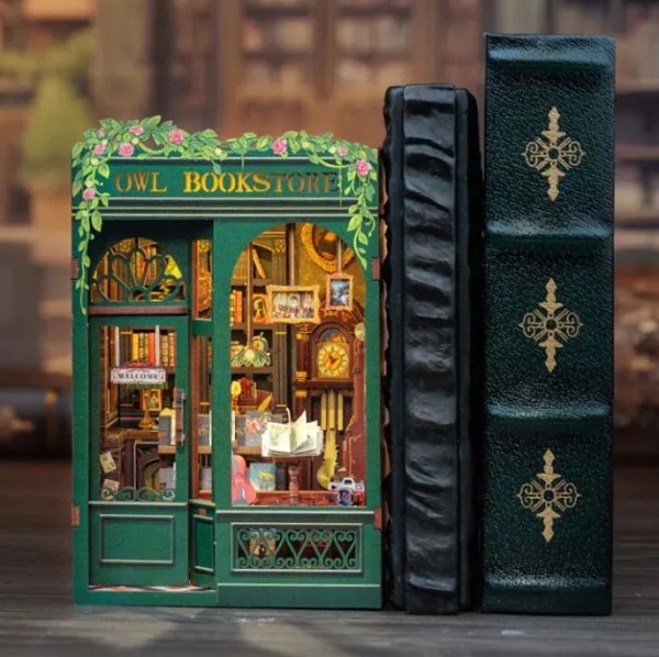 Imaginea produsului 'Puzzle 3D DIY Book Nook: Owl Bookstore'