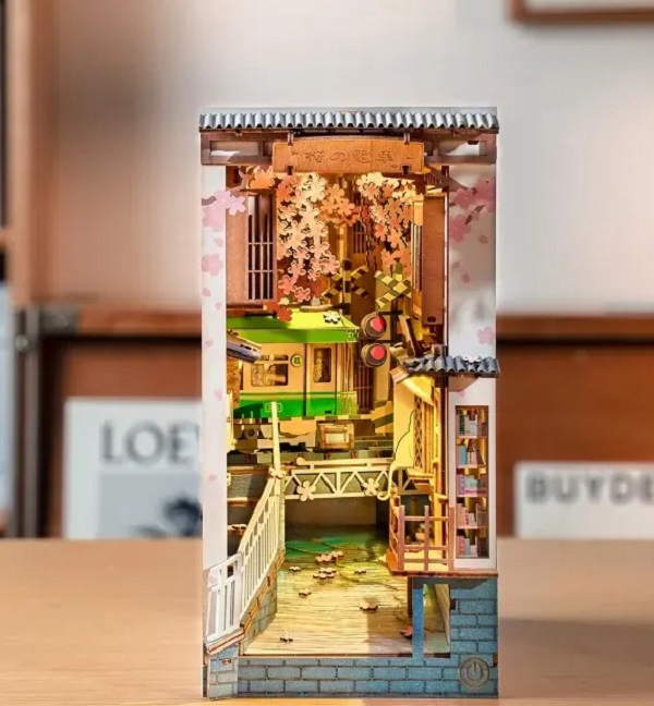 Imaginea produsului 'Puzzle 3D DIY Book Nook and Wonderland: Sakura Densya'