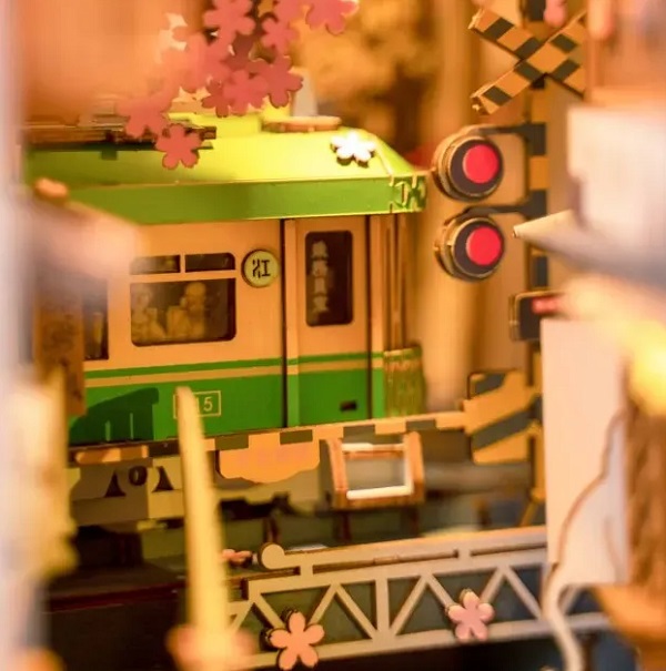 Imaginea produsului 'Puzzle 3D DIY Book Nook and Wonderland: Sakura Densya'