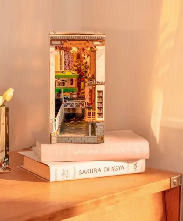 Imaginea produsului 'Puzzle 3D DIY Book Nook and Wonderland: Sakura Densya'