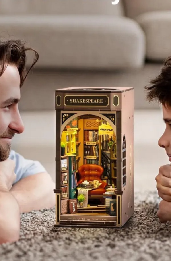 Imaginea produsului 'Puzzle 3D DIY Book Nook and Wonderland: Biblioteca lui Shakespeare'