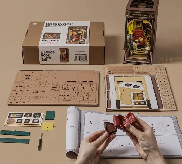 Imaginea produsului 'Puzzle 3D DIY Book Nook and Wonderland: Biblioteca lui Shakespeare'