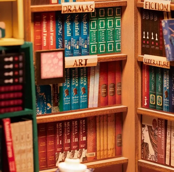 Imaginea produsului 'Puzzle 3D DIY Book Nook and Wonderland: Biblioteca lui Shakespeare'