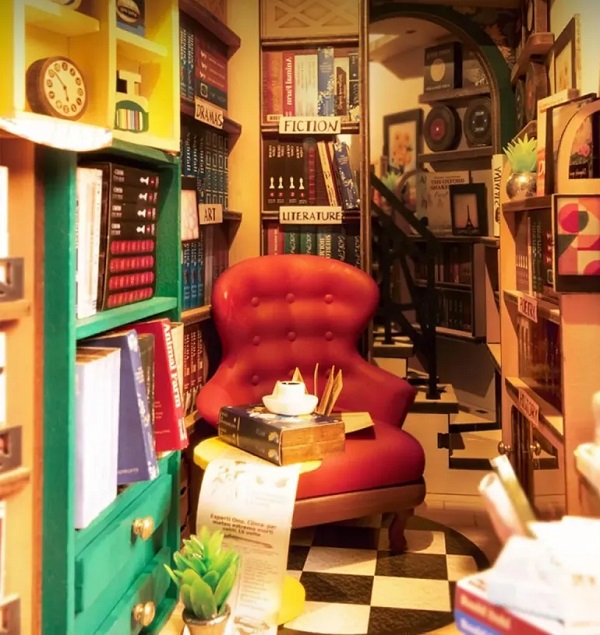 Imaginea produsului 'Puzzle 3D DIY Book Nook and Wonderland: Biblioteca lui Shakespeare'