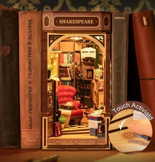 Imaginea produsului 'Puzzle 3D DIY Book Nook and Wonderland: Biblioteca lui Shakespeare'