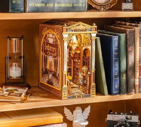 Imaginea produsului 'Puzzle 3D DIY Book Nook and Wonderland: Library of Wonders'